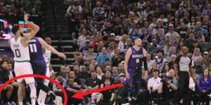 Formula 1-塔图姆三分出手落地踩到小萨90度崴脚痛苦捂脚&amp;amp;坚持罚完离场